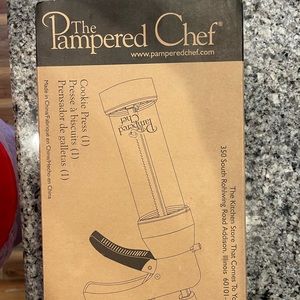 The Pampered Chef 1525 Cookie Press with 16 Discs - White